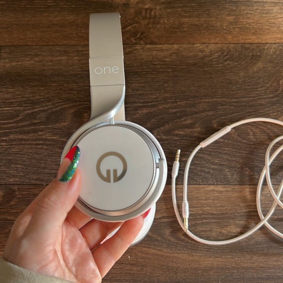 Muzik Headphones - Picture 2 of 3